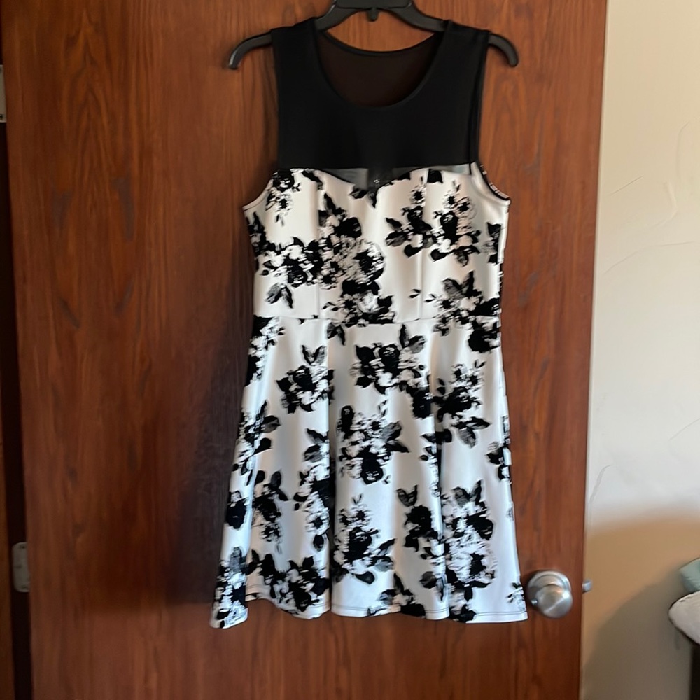 Super cute dress, worn a couple of times.